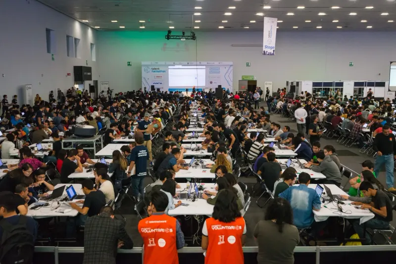 Lección masiva de tecnología en Talent Land
